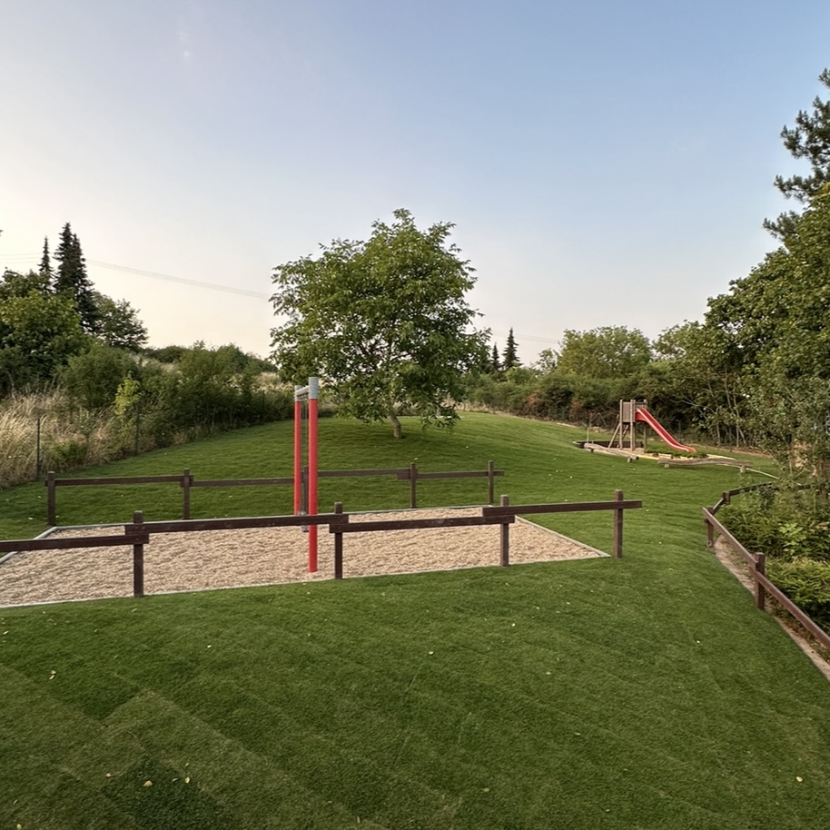 Neuer Kinderspielplatz in Weyer nach Sanierung eröffnet