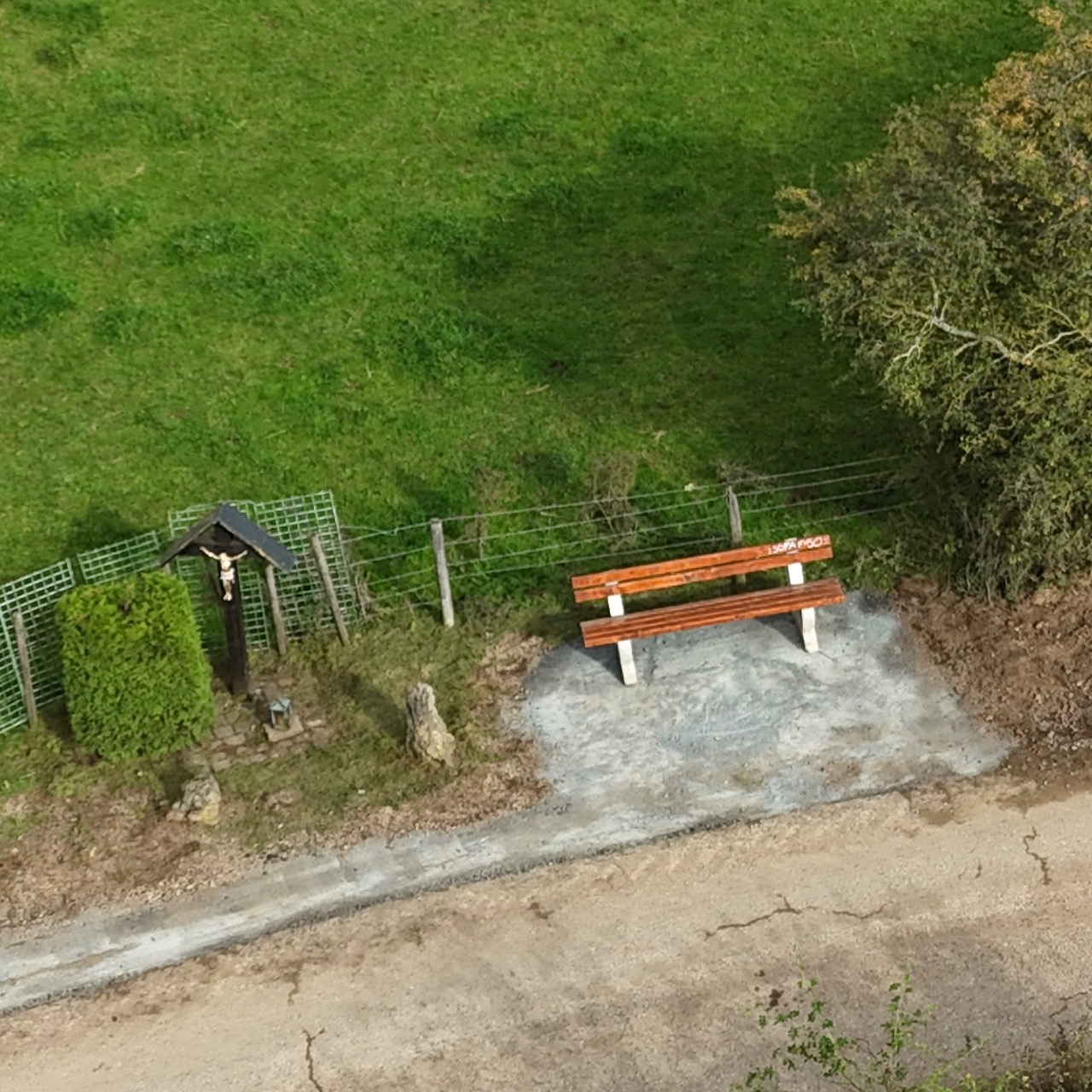 Kirchenweg: Kabel unter der Erde, Bank auf festem Fundament