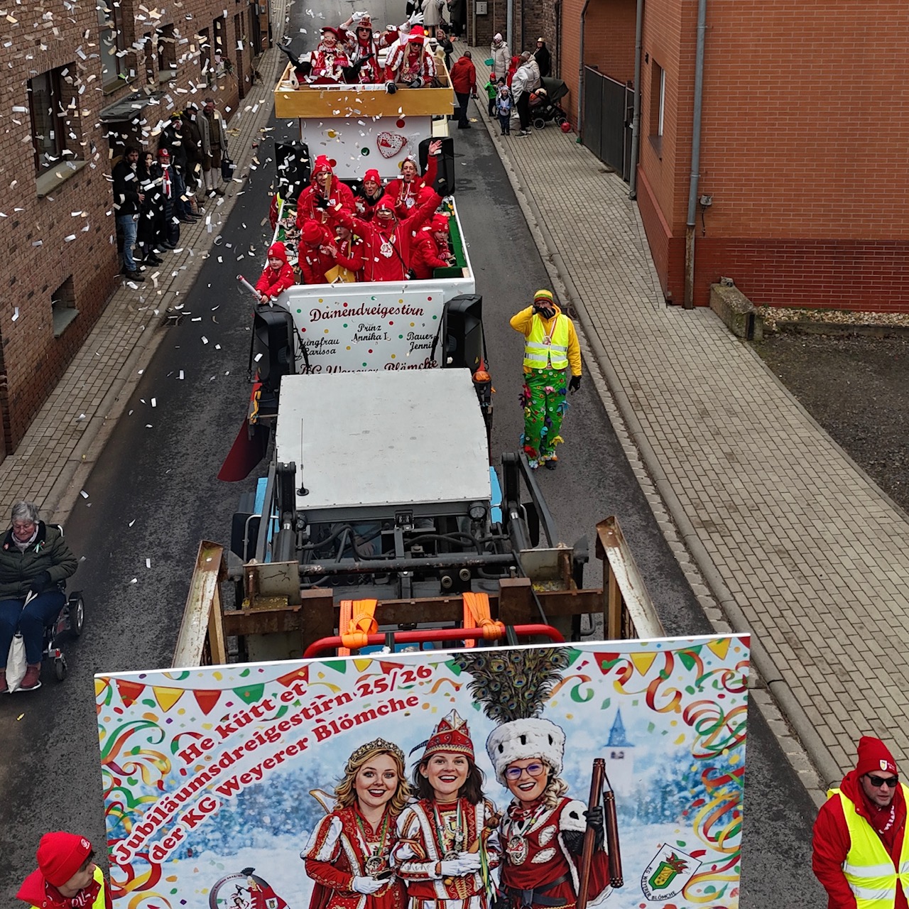 Sonne, Superhelden und Schneeflocken: Weyer begeistert mit Jubiläumszug